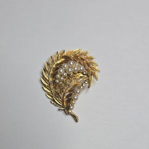 Elegant Gold Leaf Brooch with Pearls